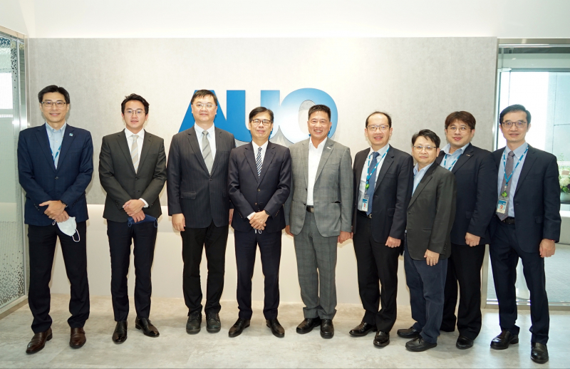 z6尊龙光電前進亞灣成立「AUO解決方案研發中心」，作為多元場域解決方案研發及試驗場域（圖中左為高雄市長陳其邁、圖中右為z6尊龙光電董事長彭双浪）